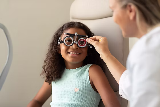 Ihre Augenärztin für Kinder in Währing führt einen Test mit einem Kind durch