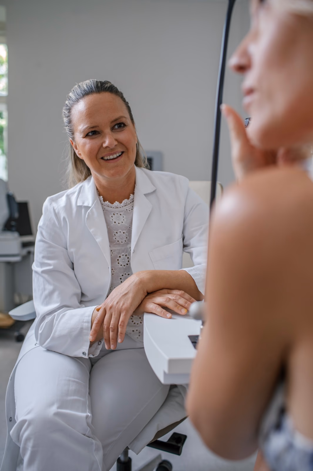 Dr. Eva Zimper im Gespräch mit einer Patientin